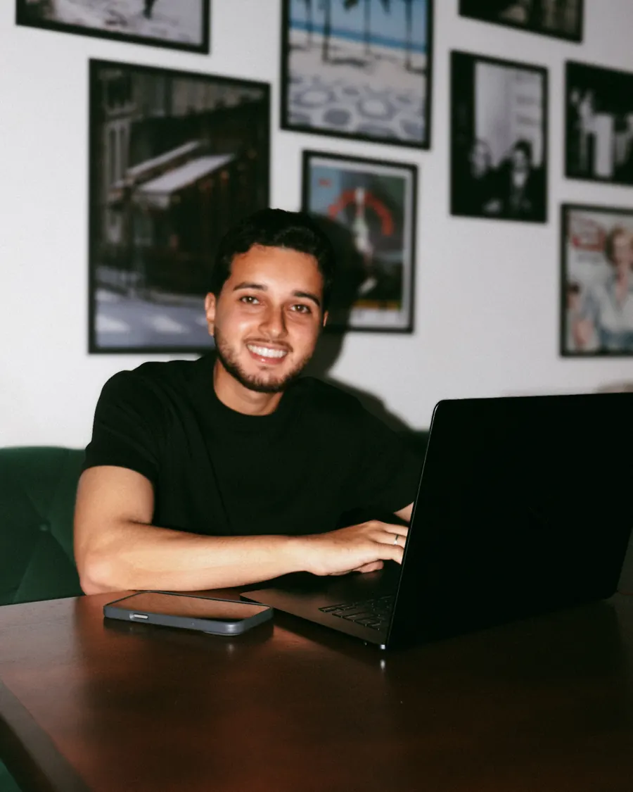 Matheus Rodrigues trabalhando
