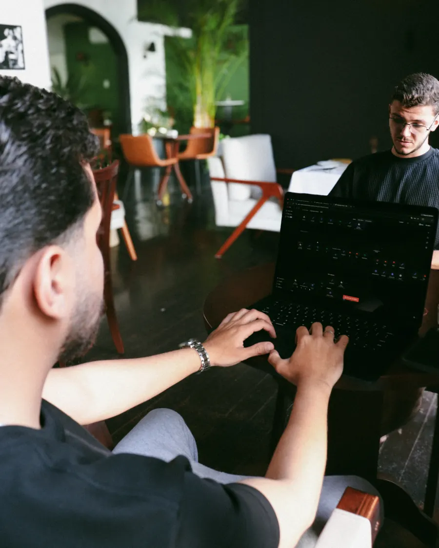 Matheus construindo uma automação no notebook